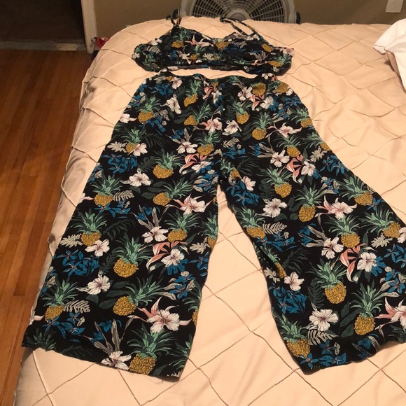 Sz 0X crop top and wide leg crop pant fits like 12
